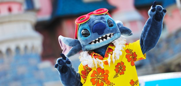 Stitch dancing in the seasonal show A Merry Stitchmas