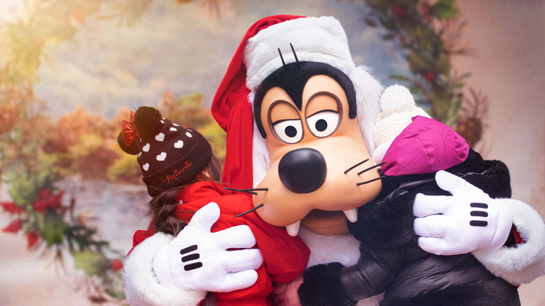 Young Guests meeting Goofy in his festive finery outfit