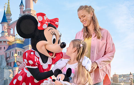Family with Minnie Mouse in Disneyland Park