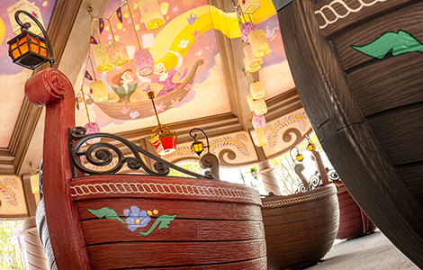 Whimsical gondalas below a sky of glowing lanterns in the Raiponce Tangled Spin attraction