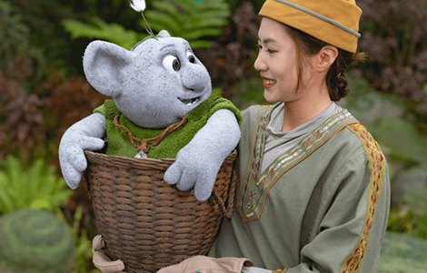 World of Frozen's local baby troll Mossi with Arendelle local