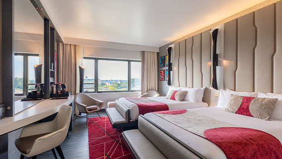 Empire State Club Room with Sofa and Lake View