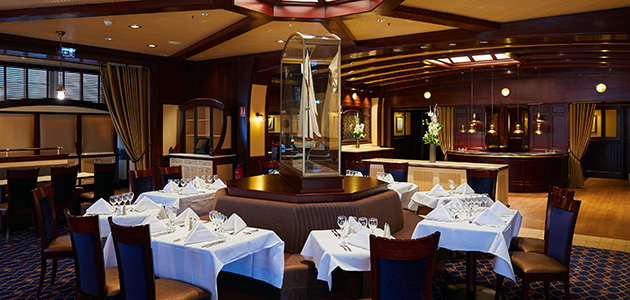 Enjoy international specialities at the Yacht Club restaurant