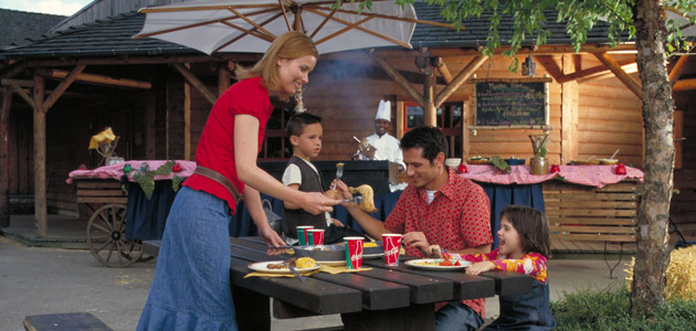 Enjoy outdoor dining at Crockett's Tavern restaurant
