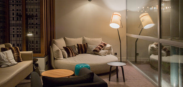 Bar lounge with sofa at Hôtel l’Élysée Val d’Europe.