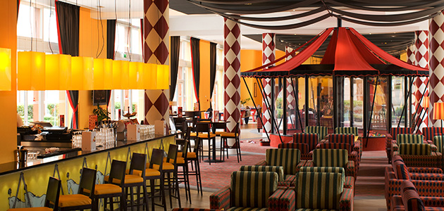 Sip on delicious beverages or enjoy a light bite to eat at the circus-themed Bar des Artistes.