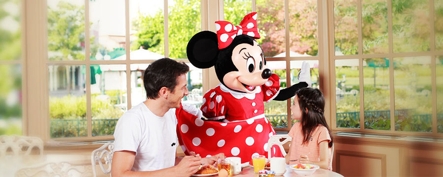 Minnie Mouse with guests at plaza gardens