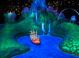 Survol de Never Land sur l’attraction Peter Pan’s Flight dans le parc Fantasyland Disneyland