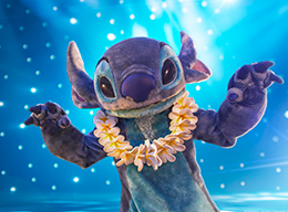 Stitch wearing a Hawaiian necklace at Disneyland Paris