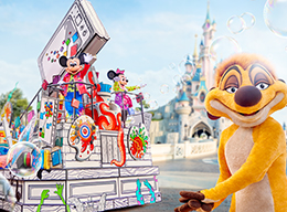 Minnie Mouse in a colourful dress performing on stage at Minnie’s Dream Factory in Disneyland Paris.