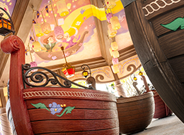 Whimsical gondalas below a sky of glowing lanterns in the Raiponce Tangled Spin attraction