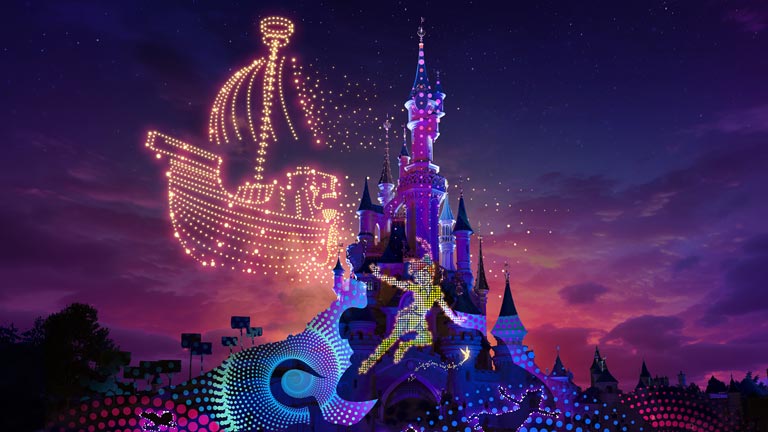 Nouveau spectacle nocturne de drones lors de l’événement saisonnier Disney Symphony of Colours au Parc Disneyland