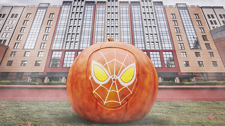 Spiderman pumpkin in front of Disney Hotel New York - The Art of Marvel