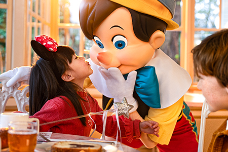 Young Guests meeting Pinnochio at Plaza Gardens Restaurant in Disneyland Park