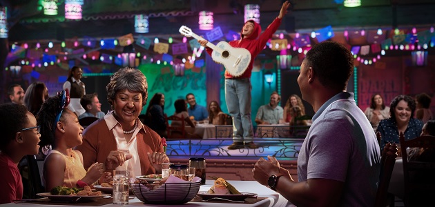 Guests eating at Plaza de Coco