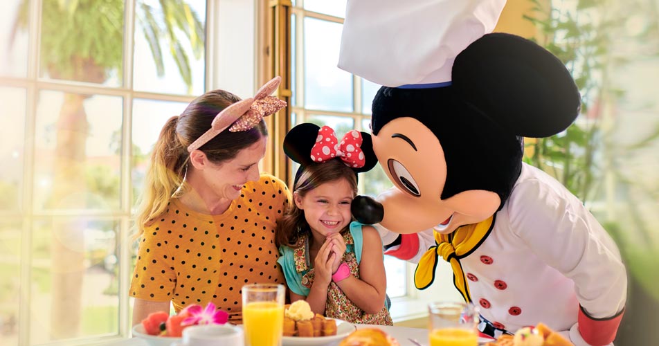 guests-enjoy-breakfast-mickey-