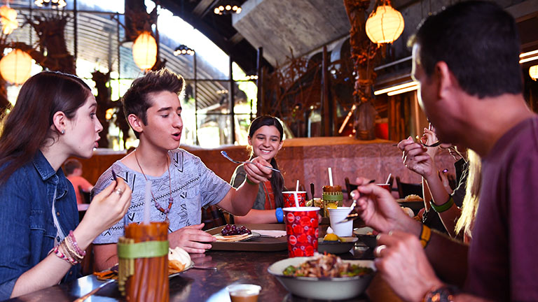 Teenagers eating at Satu'li Canteen Pandora - The World of Avatar Animal Kingdom